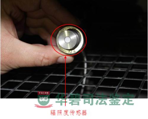 涉案氙燈耐氣候老化試驗箱只有一個輻照度傳感器